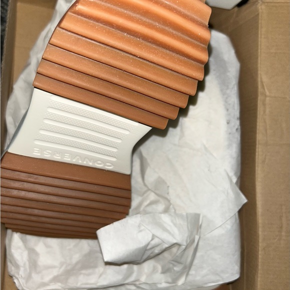 Women’s converse BRAND NEW - Picture 2 of 4